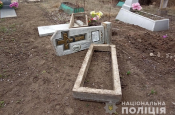В Запорожье задержали мародеров, которые орудовали на кладбище  фото