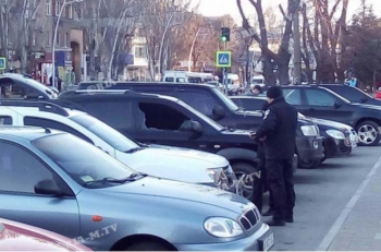 В центре Мелитополя преступники обокрали джип, разбив боковое стекло  фото