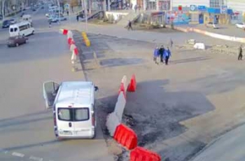 В Мелитополе автохамы освоили парковку посреди дороги  фото