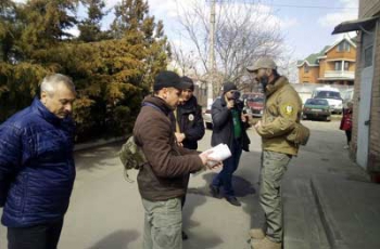 Что делают люди в форме на мелитопольской «скорой» фото