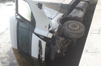 В Запорожской области грузовик съехал с моста и перевернулся  фото