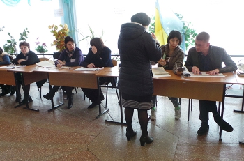 Живых нет, а мертвые есть: в Мелитополе неразбериха со списками избирателей  фото