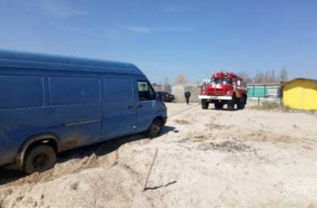 В Приазовском районе микроавтобус на пляже застрял в зыбучих песках фото