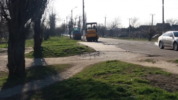 В северной части Мелитополя ремонтируют дорогу фото