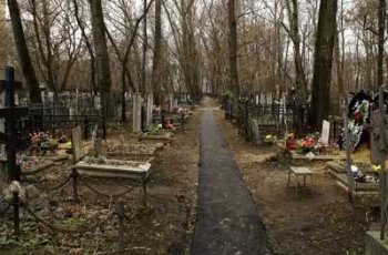 На кладбище повесили мертвое тело фото