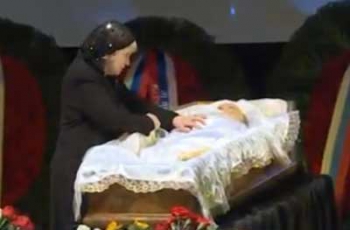 Гроб с телом Данелии провели на кладбище аплодисментами и криками «Браво!» (ФОТО. ВИДЕО) фото