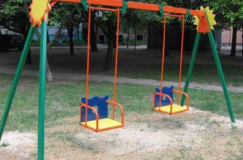 В Винницкой области ударом качели убило ребенка фото