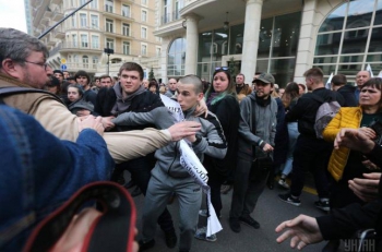 Потасовка возле офиса Зеленского: полиция задержала двоих участников фото