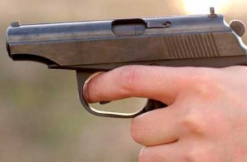 В Запорожье неизвестные обстреляли помещение с людьми внутри  фото