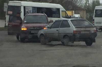 На проспекте столкнулись «Таврия» и «Хюндай» фото