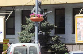 «Золотые» столбы украшать цветами в Мелитополе не готовы фото