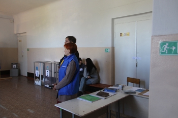 В Мелитополе на одном из участков заявили о массовом подвозе избирателей фото