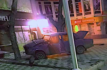 В центре Мелитополя полицейский таранил «ВАЗ» на служебном авто фото