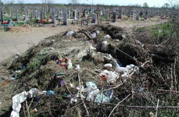 В Мелитополе коммунальщики активно занялись уборкой кладбищ фото