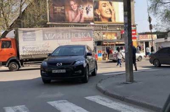 Очередной автохам оставил машину на перекрестке  фото