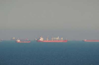 У Керченского моста оккупанты создали огромные очереди кораблей фото