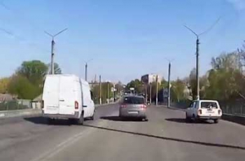 В Мелитополе безумный гонщик летел по встречной полосе  фото