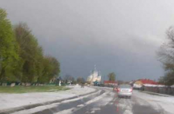 В Украине выпал снег с гигантским градом: опубликованы фото и видео фото