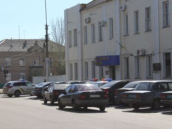 Парковаться у горотдела полиции не запрещают, а «обращаются с просьбой» фото