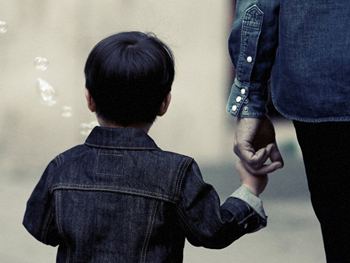 Мужчина подшофе потерял малыша фото