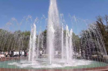 Премьера спектакля и благотворительный аукцион перенесла погода фото