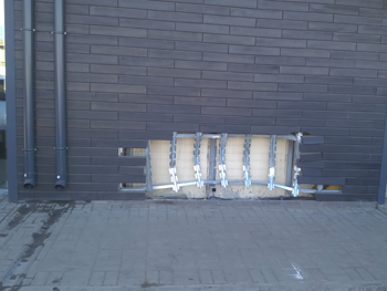 В полиции рассказали, как женщина таранила АТБ на иномарке фото