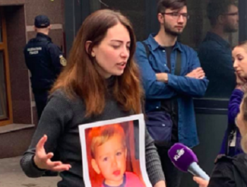 Запорожанка сутками дежурит под посольством, где удерживают ее похищенного сына фото