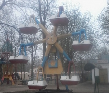 В мелитопольском парке аттракционы «растут» на клумбах (ФОТОФАКТ) фото