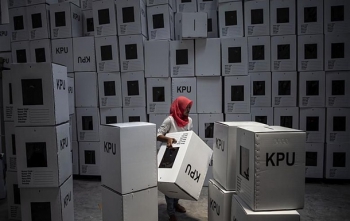 Выборы в Индонезии: умерли 496 членов избиркомов фото
