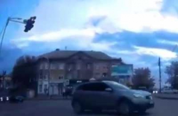 В Мелитополе лихач на джипе едва избежал столкновения, проскочив на красный свет фото