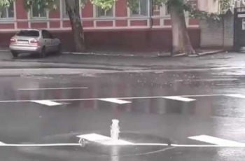 На отремонтированном спуске забил фонтан  фото