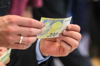 В ЕС ввели в оборот новые купюры в 100 и 200 евро фото