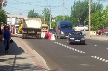 «Свежий» асфальт на спуске в центре Мелитополя уже рушат  фото