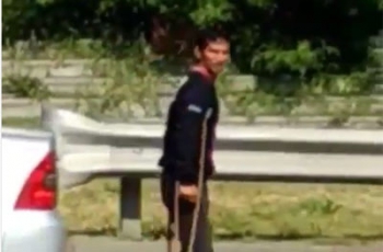 В Мелитополе попрошайки бросаются под колеса авто  фото