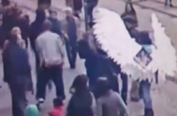 Во Львове пьяный немец устроил стриптиз на улице и заблевал райотдел  фото