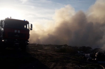В Полтавской области практически сутки горит свалка бытовых отходов фото