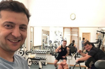 Зеленский показал, как тренируется в спортзале на Банковой фото