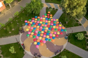 Как выглядит «Небо из зонтиков» с высоты птичьего полета (ФОТО. ВИДЕО) фото