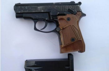 Мелитополец разгуливал по улицам с пистолетом фото