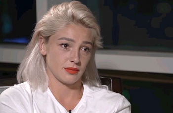 Голая и босая ведущая «Орла и решки» вышла в подъезд ради фото фото