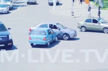 В центре Мелитополя «Славута» таранила «Шевроле»  фото