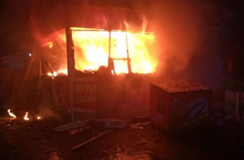 Полиция расследует поджог ларьков на Рижском рынке фото