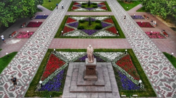 Вот это красота! Главная площадь Мелитополя удивляет яркими красками фото