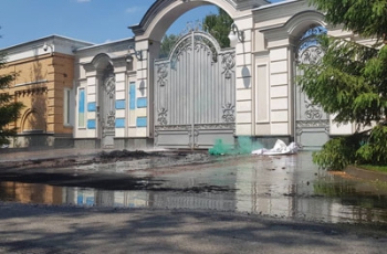 Дом Порошенко забросали файерами. На место приехали спасатели фото