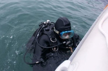 В Приазовском районе водолазы ищут пропавшего в море подростка фото