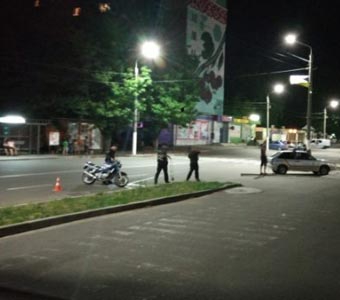 Мотоциклист сбил на «зебре» велосипедиста фото