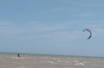 Шторм экстриму не помеха: в Кирилловке кайтеры прокатились по волнам (ФОТО. ВИДЕО) фото