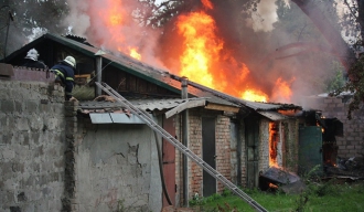 В Мелитополе горел частный двор фото