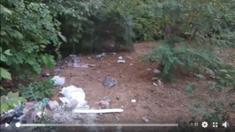 В авиагородке детям приходится играть среди завалов мусора  фото