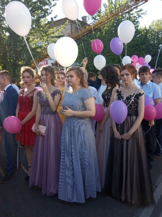 Какие наряды выбрали мелитопольские школьницы  для выпускного бала-ФОТО фото